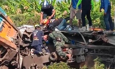 Fotografía cedida que muestra a personas realizando labores de rescate tras un accidente de tren este miércoles, en Nakhon Ratchasima (Tailandia). EFE/ PR Nakhon Ratchasima /SOLO USO EDITORIAL NO VENTAS /SOLO DISPONIBLE PARA ILUSTRAR LA NOTICIA QUE ACOMPAÑA (CRÉDITO OBLIGATORIO)