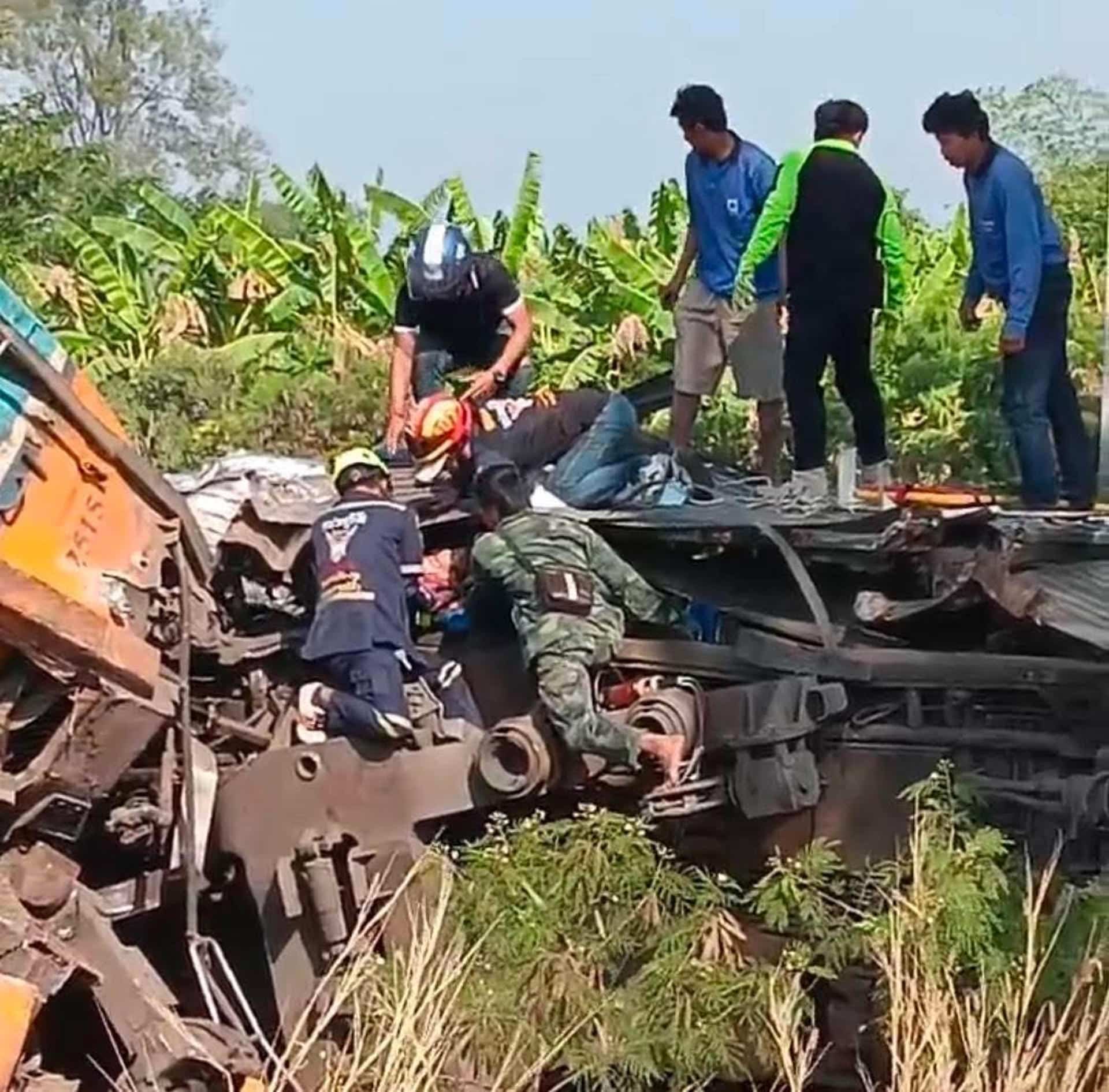 Fotografía cedida que muestra a personas realizando labores de rescate tras un accidente de tren este miércoles, en Nakhon Ratchasima (Tailandia). EFE/ PR Nakhon Ratchasima /SOLO USO EDITORIAL NO VENTAS /SOLO DISPONIBLE PARA ILUSTRAR LA NOTICIA QUE ACOMPAÑA (CRÉDITO OBLIGATORIO)