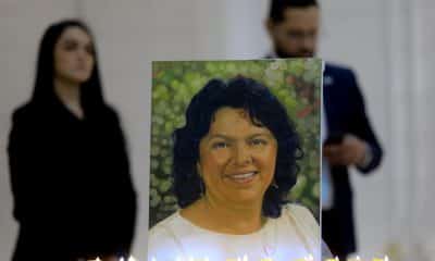 Fotografía que muestra el retrato de la ambientalista Berta Cáceres asesinada el 2 de marzo de 2016 en Honduras. EFE/ Gustavo Amador