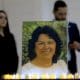 Fotografía que muestra el retrato de la ambientalista Berta Cáceres asesinada el 2 de marzo de 2016 en Honduras. EFE/ Gustavo Amador