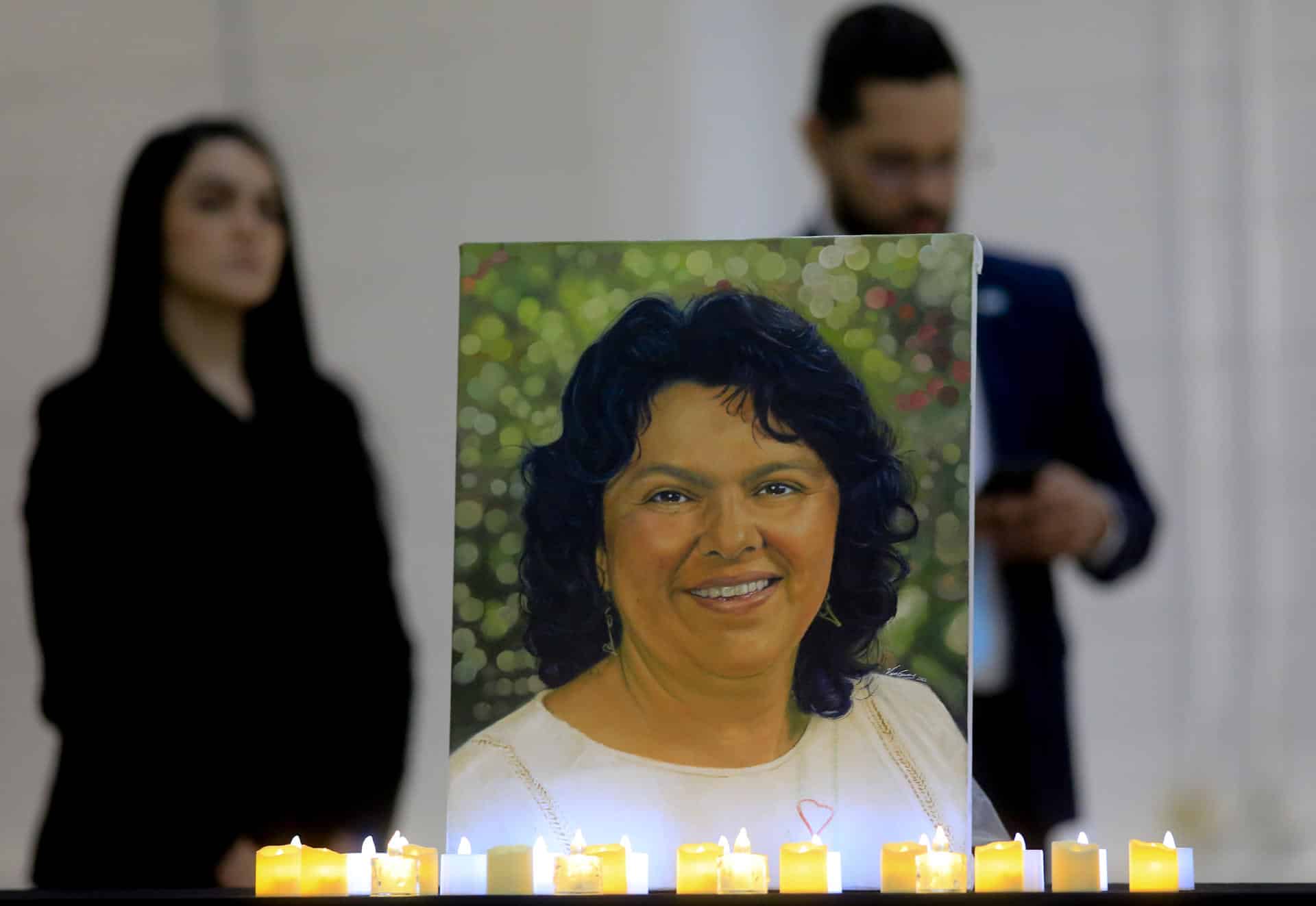 Fotografía que muestra el retrato de la ambientalista Berta Cáceres asesinada el 2 de marzo de 2016 en Honduras. EFE/ Gustavo Amador