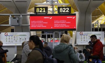 Viajeros en la T4 del aeropuerto de Madrid Barajas Adolfo Suárez el lunes 1 de diciembre después de que la Agencia de Seguridad Aérea (AESA) recomendara no volar a Venezuela. EFE/ Rodrigo Jiménez