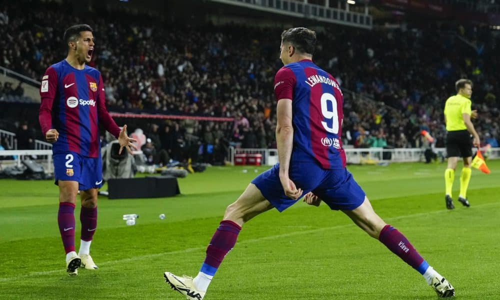 Imagen de archivo de Joao Cancelo (i) celebrando un gol en su primera etapa como jugador del Barcelona. EFE/Enric Fontcuberta.