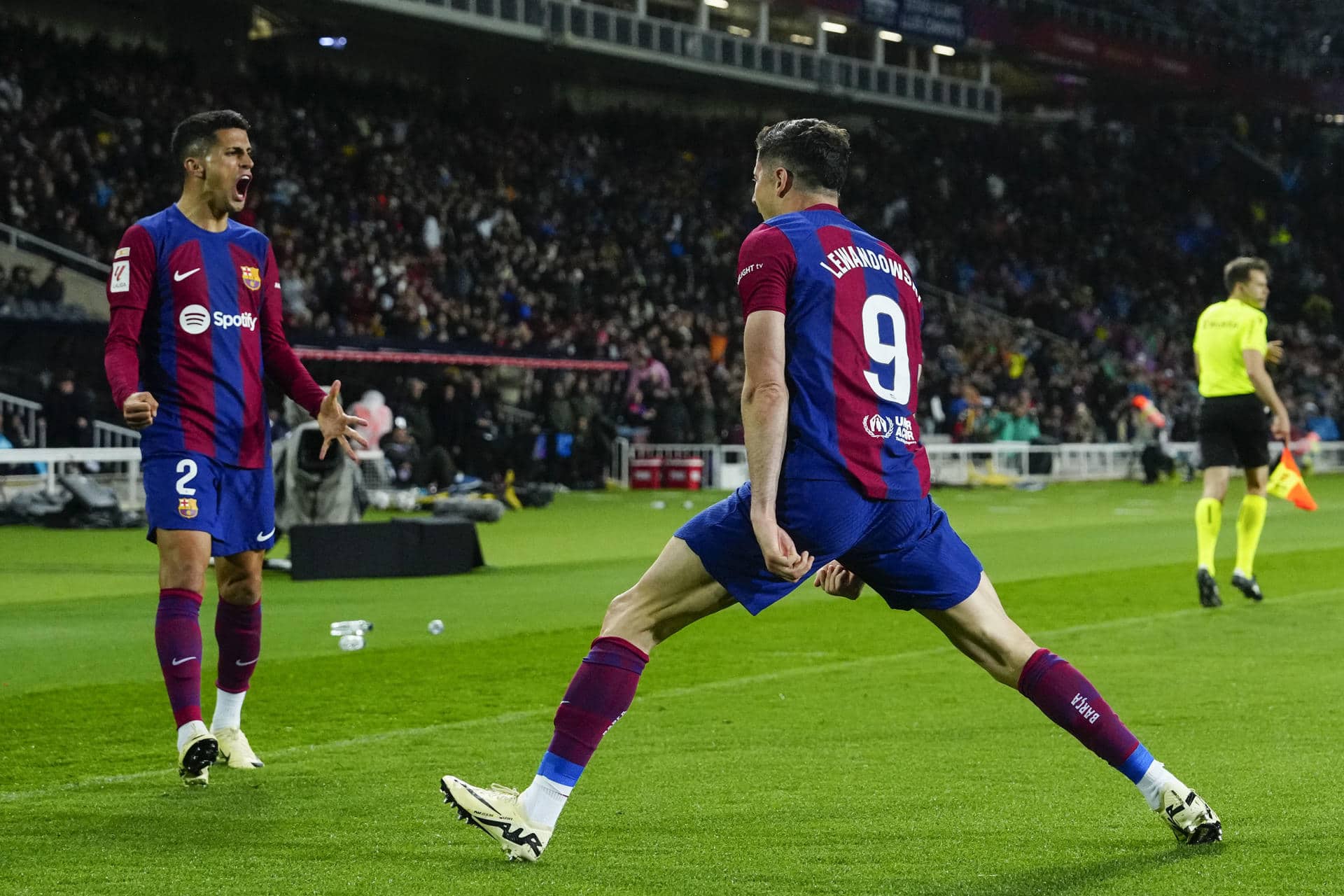 Imagen de archivo de Joao Cancelo (i) celebrando un gol en su primera etapa como jugador del Barcelona. EFE/Enric Fontcuberta.