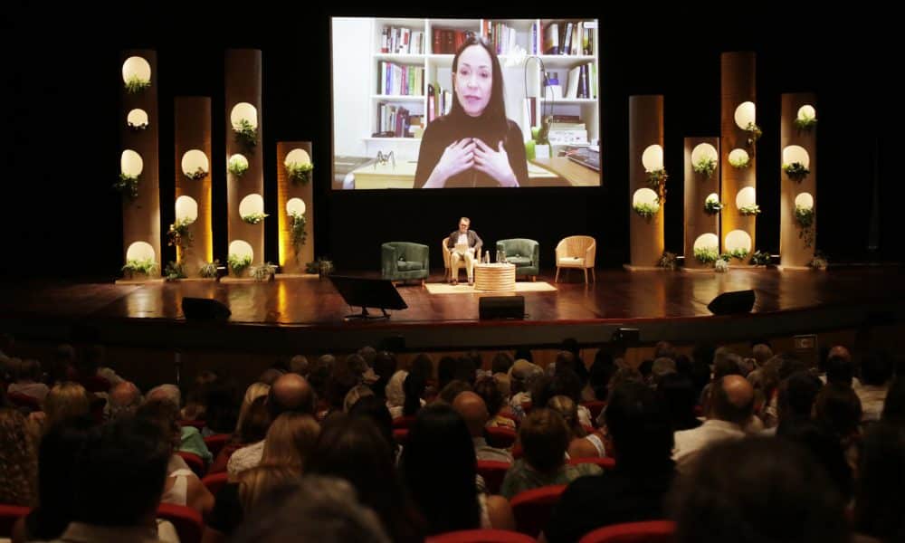 La opositora venezolana María Corina Machado (en pantalla) habla durante la segunda jornada de la edición XXI del Hay Festival este viernes, en Cartagena (Colombia). EFE/ Ricardo Maldonado Rozo