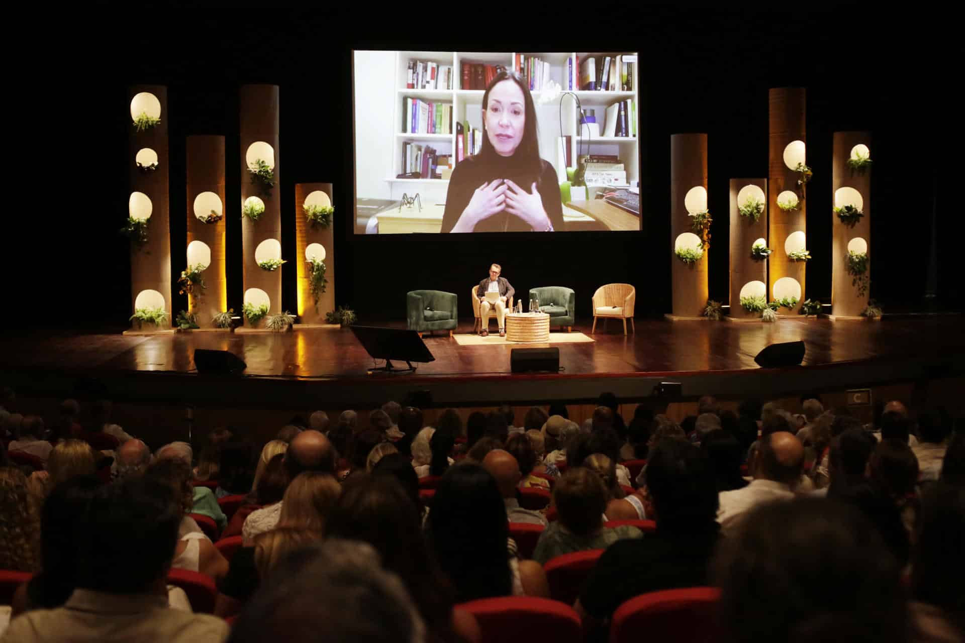 La opositora venezolana María Corina Machado (en pantalla) habla durante la segunda jornada de la edición XXI del Hay Festival este viernes, en Cartagena (Colombia). EFE/ Ricardo Maldonado Rozo