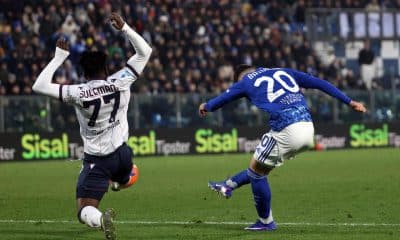 El jugador del Como Martin Baturina (d) logra el 1-1 durante el partido de la Serie Aque han jugado Como 1907 y Bologna FC 1909, en Como, Italia. EFE/EPA/MATTEO BAZZI