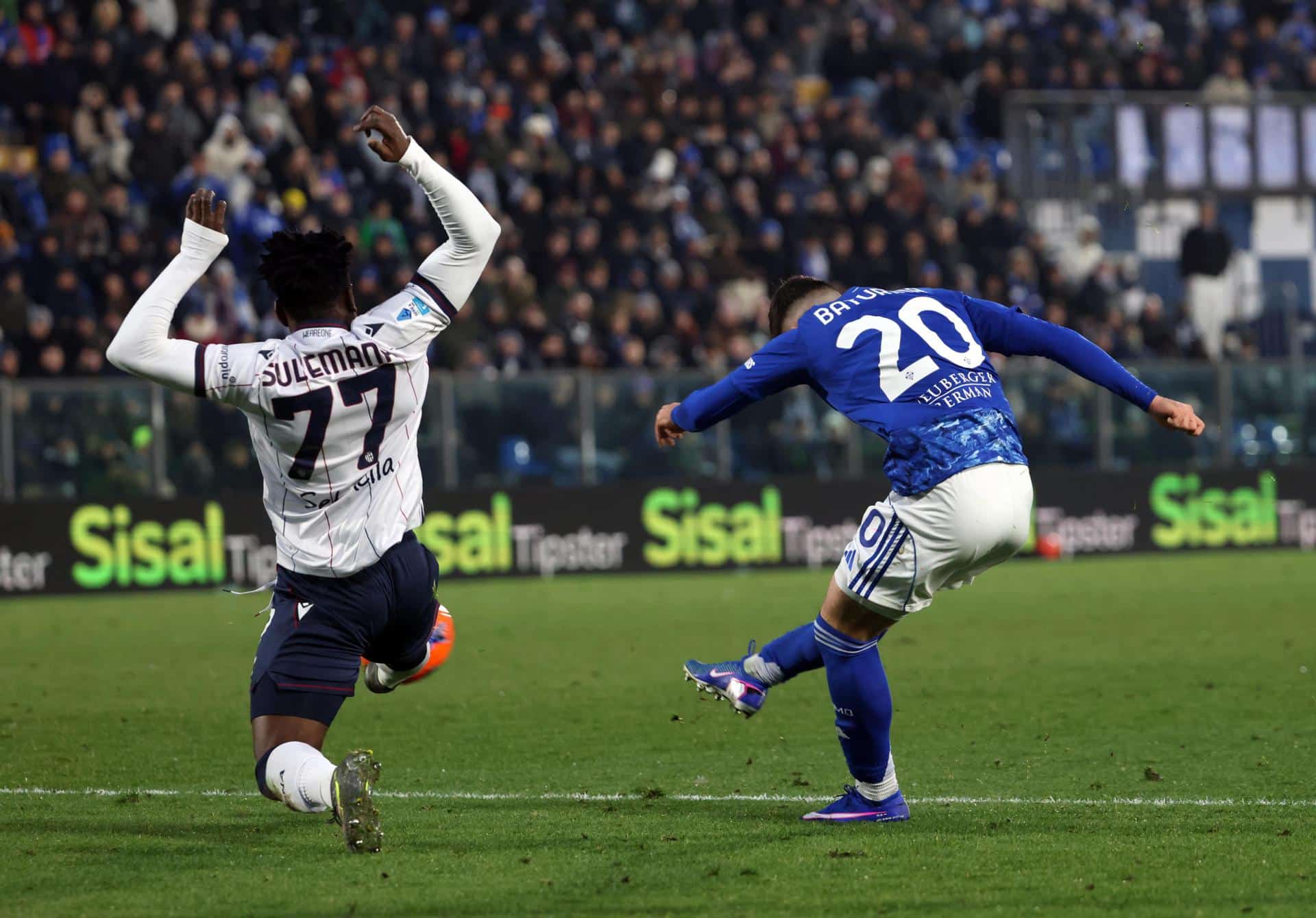 El jugador del Como Martin Baturina (d) logra el 1-1 durante el partido de la Serie Aque han jugado Como 1907 y Bologna FC 1909, en Como, Italia. EFE/EPA/MATTEO BAZZI