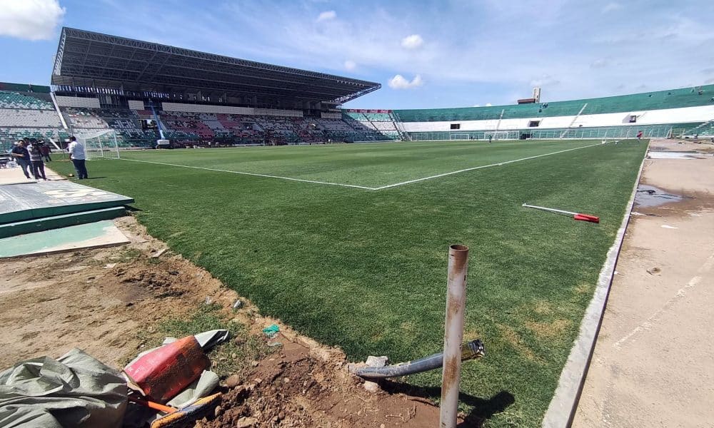 Fotografía que  muestra adecuaciones en el estadio Ramón Tahuichi Aguilera en Santa Cruz (Bolivia). EFE/Juan Carlos Torrejon