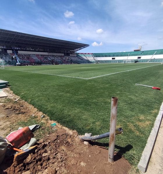 Fotografía que  muestra adecuaciones en el estadio Ramón Tahuichi Aguilera en Santa Cruz (Bolivia). EFE/Juan Carlos Torrejon