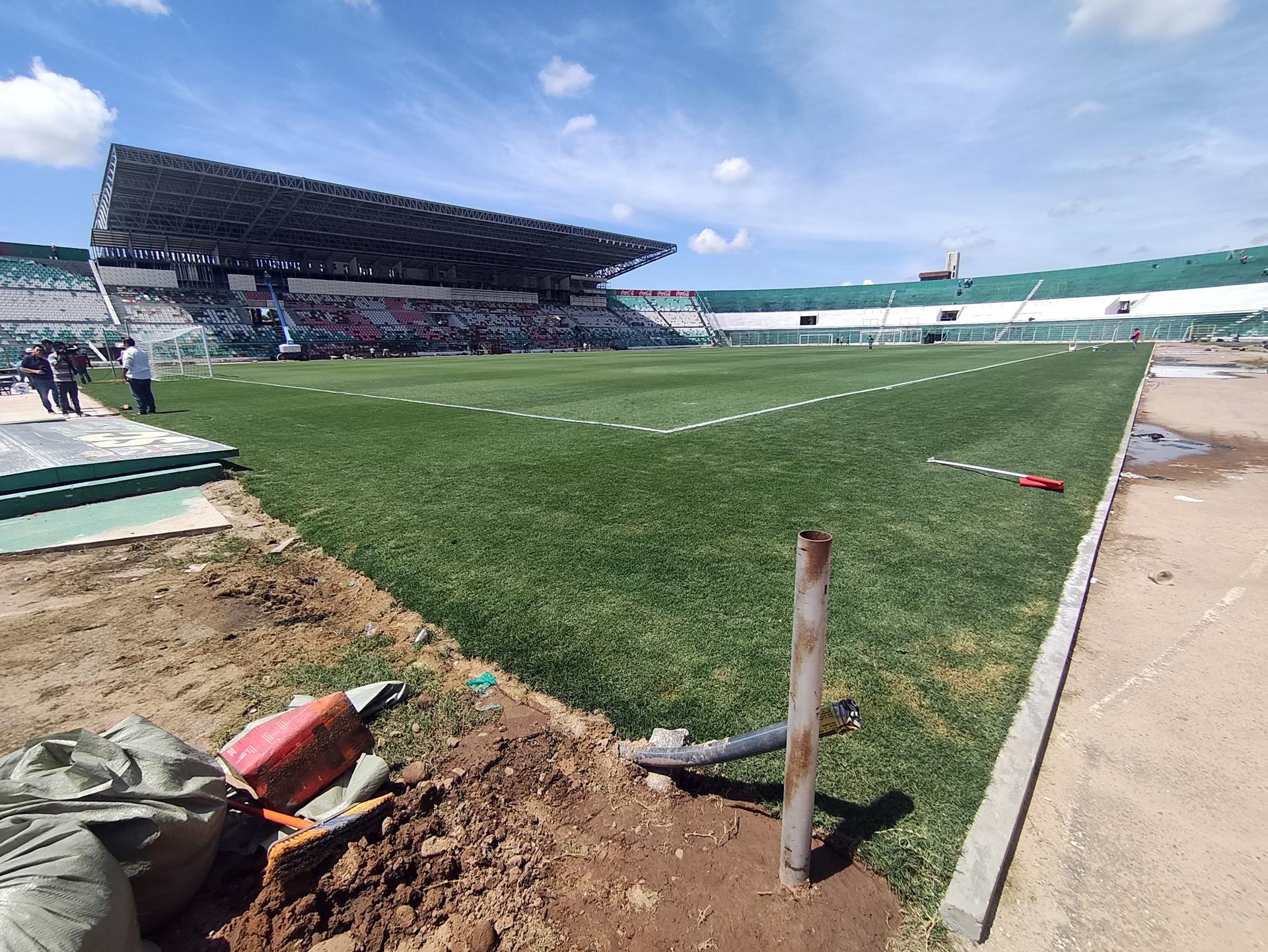 Fotografía que  muestra adecuaciones en el estadio Ramón Tahuichi Aguilera en Santa Cruz (Bolivia). EFE/Juan Carlos Torrejon