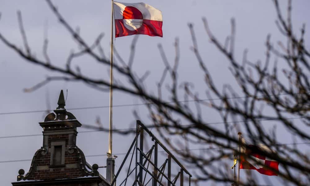 Copenhague (Dinamarca), 08/01/2026.- Una bandera de Groenlandia ondea en el castillo de Tivoli en Copenhage.
Las reiteradas declaraciones del presidente de EE. UU., Donald Trump, de que se hará como sea con el territorio autónomo danés de Groenlandia no solo despierta temores en la isla ártica, donde los líderes de todos lo partidos se muestran unidos en su rechazo a esa pretensión, sino también en Dinamarca, donde casi cuatro de cada diez ciudadanos cree que habrá una invasión. EFE/EPA/Ida Marie Odgaard send2net DENMARK OUT