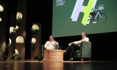 El escritor español Javier Cercas (i) habla junto al escritor colombiano Juan Gabriel Vásquez durante la tercera jornada de la edición XXI del Hay Festival este 31 de enero de 2026, en Cartagena (Colombia). EFE/ Ricardo Maldonado Rozo