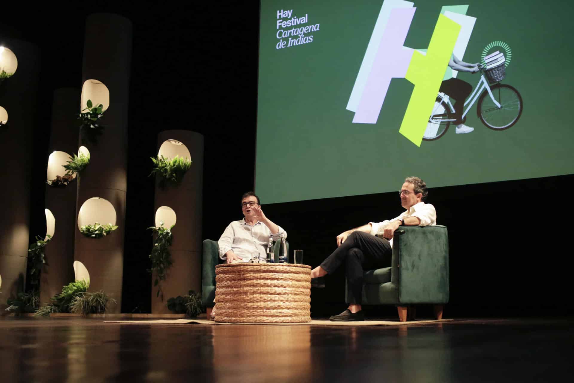 El escritor español Javier Cercas (i) habla junto al escritor colombiano Juan Gabriel Vásquez durante la tercera jornada de la edición XXI del Hay Festival este 31 de enero de 2026, en Cartagena (Colombia). EFE/ Ricardo Maldonado Rozo