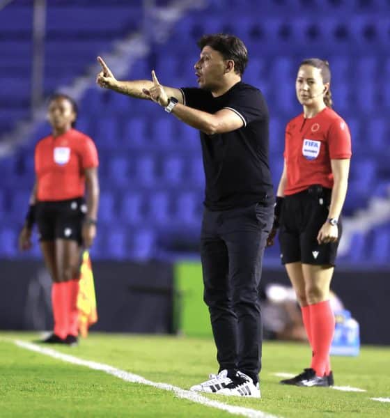 Fotografía de archivo donde aparece el entrenador del América femenil, Angel Villacampa. EFE/ Sáshenka Gutiérrez