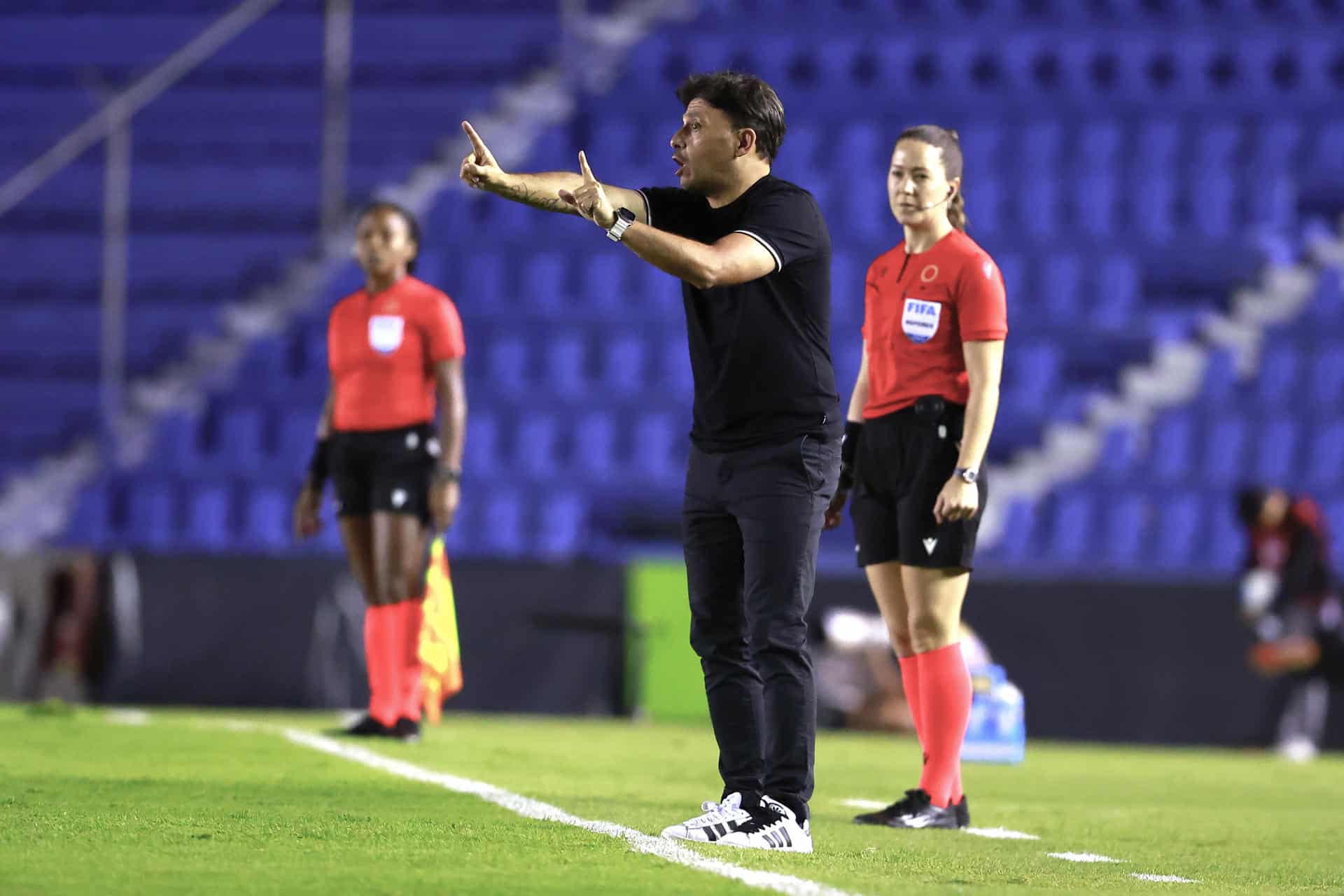 Fotografía de archivo donde aparece el entrenador del América femenil, Angel Villacampa. EFE/ Sáshenka Gutiérrez