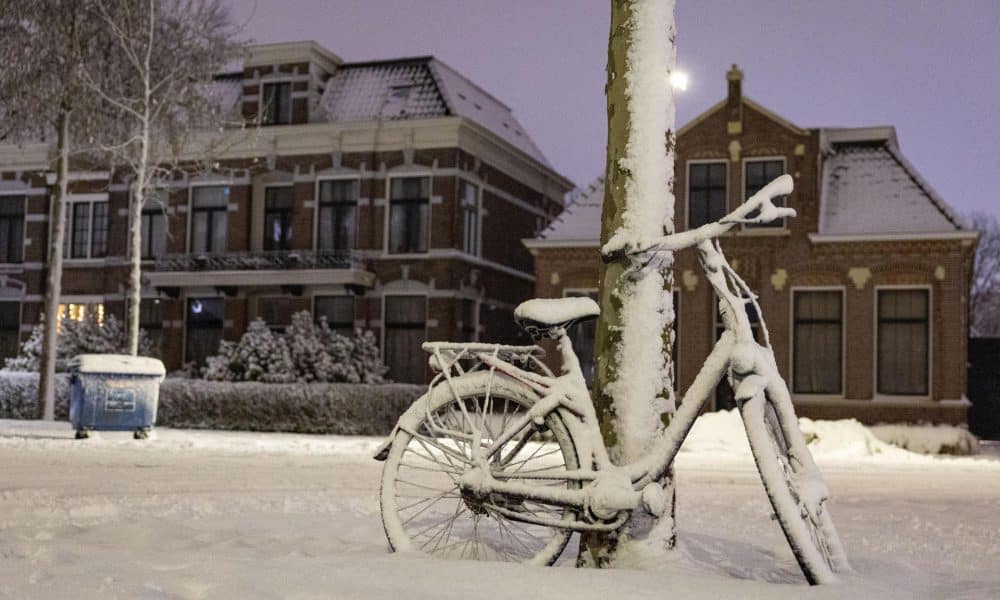 Una bicicleta cubierta de nieve está aparcada en las calles de Assen, en la provincia de Drenthe Países Bajos este viernes. . EFE/ Wouter De Wilde