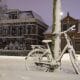 Una bicicleta cubierta de nieve está aparcada en las calles de Assen, en la provincia de Drenthe Países Bajos este viernes. . EFE/ Wouter De Wilde