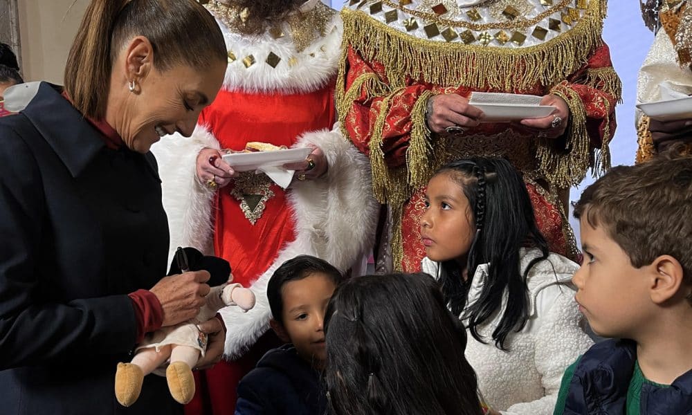 La presidenta de México, Claudia Sheinbaum, habla con niños en el Día de Reyes durante una rueda de prensa este martes en el Palacio Nacional de la Ciudad de México (México). EFE/Sáshenka Gutiérrez