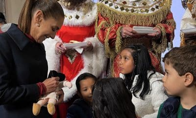 La presidenta de México, Claudia Sheinbaum, habla con niños en el Día de Reyes durante una rueda de prensa este martes en el Palacio Nacional de la Ciudad de México (México). EFE/Sáshenka Gutiérrez