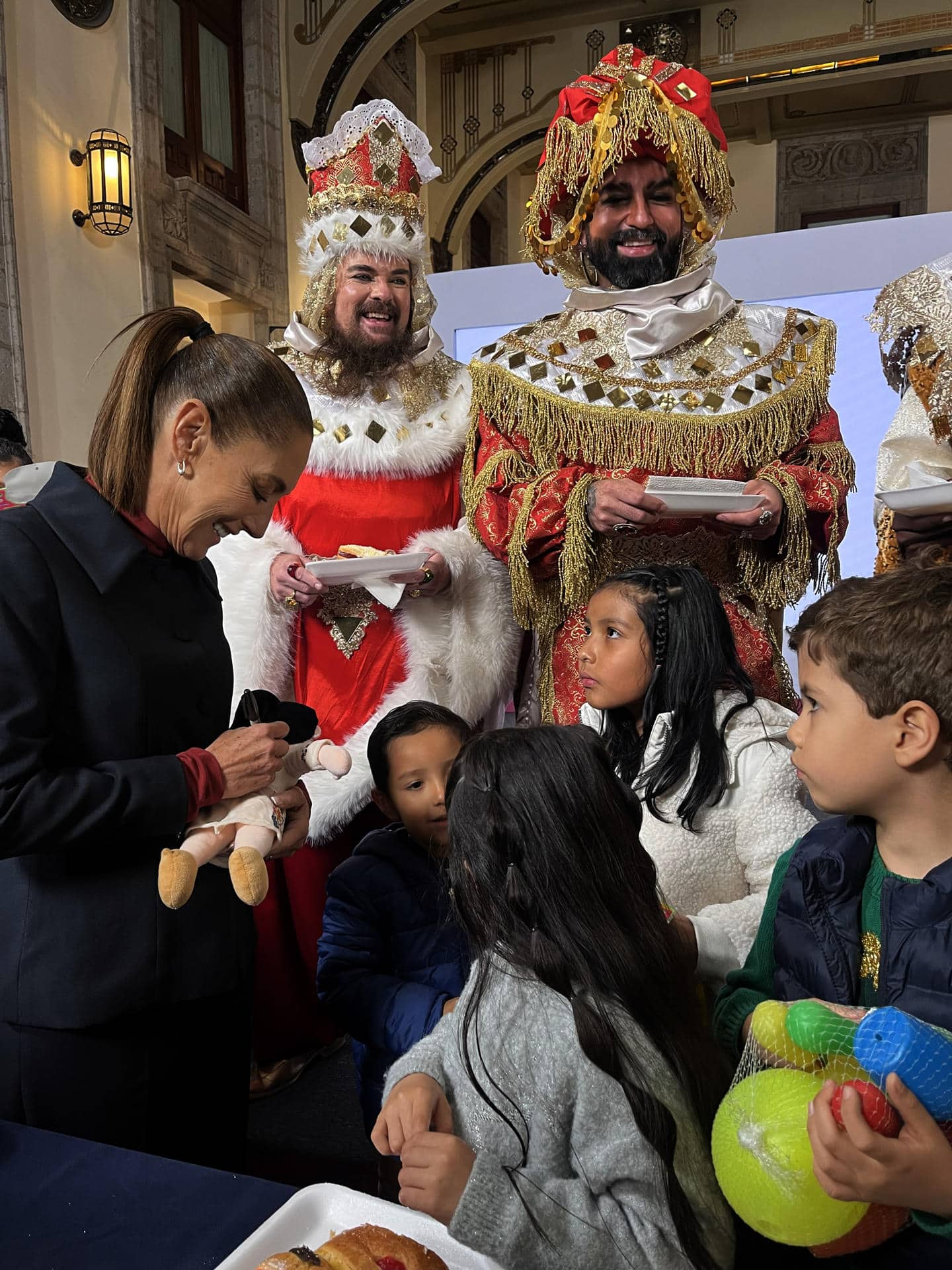 La presidenta de México, Claudia Sheinbaum, habla con niños en el Día de Reyes durante una rueda de prensa este martes en el Palacio Nacional de la Ciudad de México (México). EFE/Sáshenka Gutiérrez