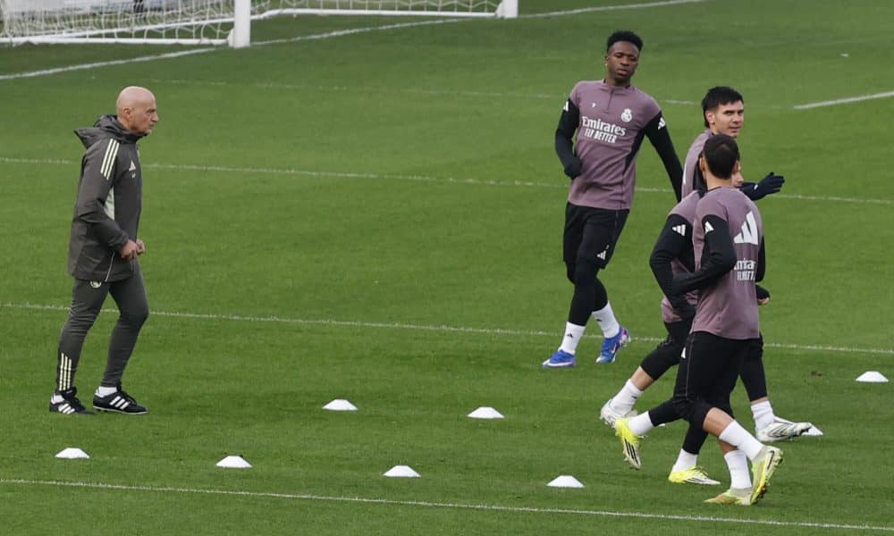 El preparador físico Antonio Pintus (i) observa al delantero del Real Madrid Vini Jr. (4d), junto a sus compañeros, durante el entrenamiento del equipo en la Ciudad Deportiva de Valdebebas en Madrid este martes. El Real Madrid se enfrenta mañana al Albacete en un partido de octavos de final de la Copa del Rey. EFE/ J.J. Guillén