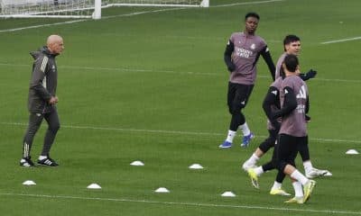 El preparador físico Antonio Pintus (i) observa al delantero del Real Madrid Vini Jr. (4d), junto a sus compañeros, durante el entrenamiento del equipo en la Ciudad Deportiva de Valdebebas en Madrid este martes. El Real Madrid se enfrenta mañana al Albacete en un partido de octavos de final de la Copa del Rey. EFE/ J.J. Guillén
