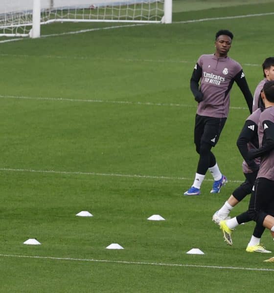 El preparador físico Antonio Pintus (i) observa al delantero del Real Madrid Vini Jr. (4d), junto a sus compañeros, durante el entrenamiento del equipo en la Ciudad Deportiva de Valdebebas en Madrid este martes. El Real Madrid se enfrenta mañana al Albacete en un partido de octavos de final de la Copa del Rey. EFE/ J.J. Guillén