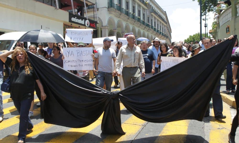 Periodistas y organizaciones civiles participan en una protesta en México. Imagen de archivo. EFE/Saúl Ramírez
