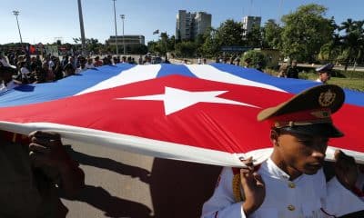 Fotografía de archivo del 27 de octubre del 2022 que muestra a soldados llevando una bandera de Cuba durante un homenaje, en La Habana (Cuba). EFE/ Ernesto Mastrascusa/ ARCHIVO