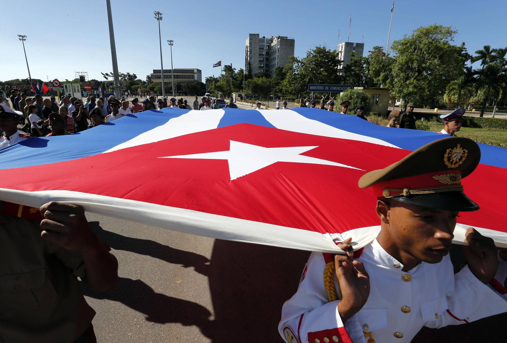 Fotografía de archivo del 27 de octubre del 2022 que muestra a soldados llevando una bandera de Cuba durante un homenaje, en La Habana (Cuba). EFE/ Ernesto Mastrascusa/ ARCHIVO