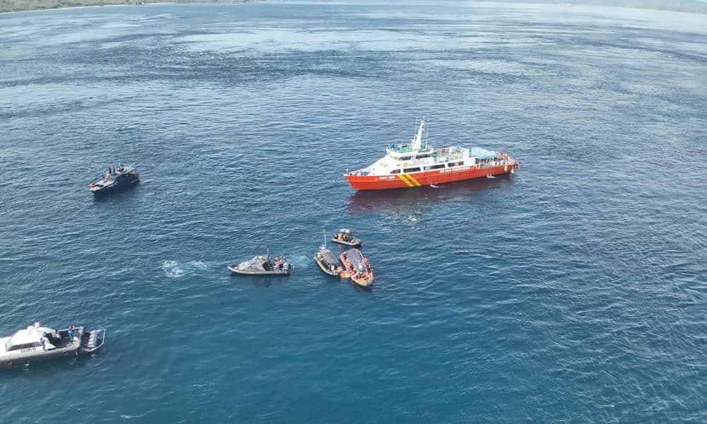 Padar Island (Indonesia), 04/01/2026.- A handout photo released by the Indonesian National Search and Rescue Agency (BASARNAS) shows rescuers recovering a body in the waters off Padar Island, near Labuan Bajo, Komodo National Park, Indonesia, 04 January 2026. Authorities recovered the body, suspected to be that of a Spanish national, ten days after a vessel sank in rough seas on 26 December 2025. A Spanish father and three of his children were reported missing following the accident. EFE/EPA/BASARNAS HANDOUT -- MANDATORY CREDIT -- BEST QUALITY AVAILABLE -- HANDOUT EDITORIAL USE ONLY/NO SALES