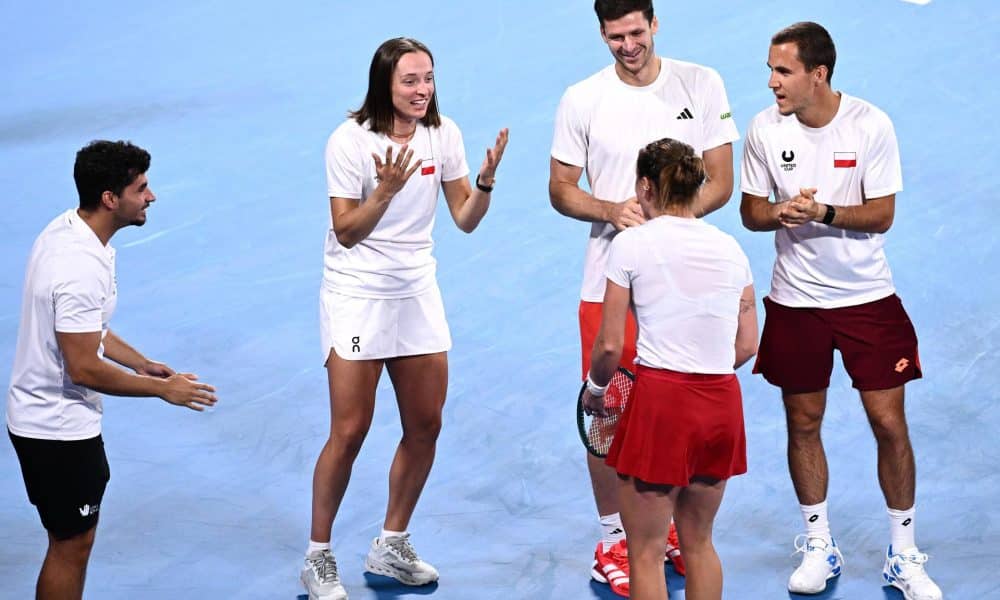 El equipo de Polonia celebra la victoria en la final de la United Cup 2026 entre Polonia y Suiza en Sídney, Australia. EFE/EPA/DAN HIMBRECHTS