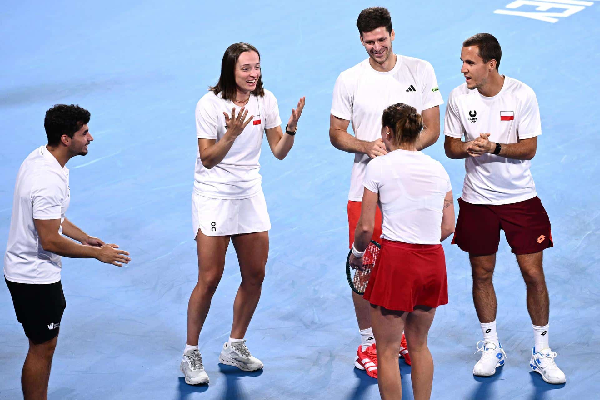 El equipo de Polonia celebra la victoria en la final de la United Cup 2026 entre Polonia y Suiza en Sídney, Australia. EFE/EPA/DAN HIMBRECHTS