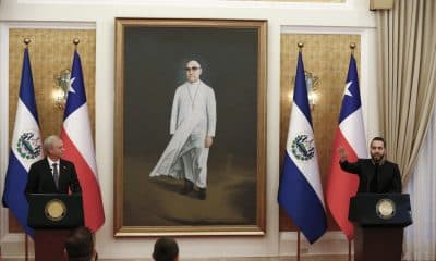 El presidente de El Salvador, Nayib Bukele (d), habla en una rueda de prensa durante una reunión con el presidente electo de Chile, José Antonio Kast, este 30 de enero de 2026, en San Salvador (El Salvador). EFE/ Rodrigo Sura