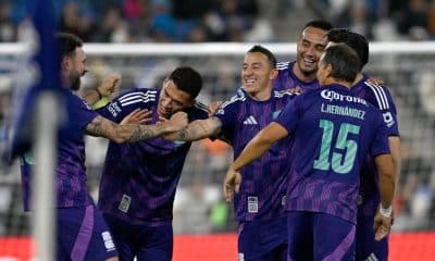 Jugadores del equipo Leyendas de México celebran un gol al las Leyendas de la FIFA durante el partido de exhibición jugado hoy en la ciudad de Monterrey. EFE/ Miguel Sierra