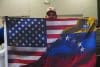 Un hombre sostiene una bandera con los colores de Venezuela y Estados Unidos en una jornada de oración este domingo, en la Iglesia de Doral en Miami (Estados Unidos). EFE/ Alberto Boal
