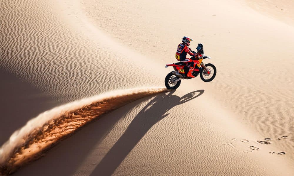 El argentino Luciano Benavides (KTM Factory Racing) se adjudicó la séptima etapa del Rally Dakar, su segunda victoria de esta edición después de ganar en la quinta jornada, y recortó distancias en la general respeto al líder, el australiano Daniel Sanders, también del equipo KTM Factory Racing. En la imagen, Benavides en acción el pasado 9 de enero. EFE/Redbullmediahouse - SOLO USO EDITORIAL/SOLO DISPONIBLE PARA ILUSTRAR LA NOTICIA QUE ACOMPAÑA (CRÉDITO OBLIGATORIO) -