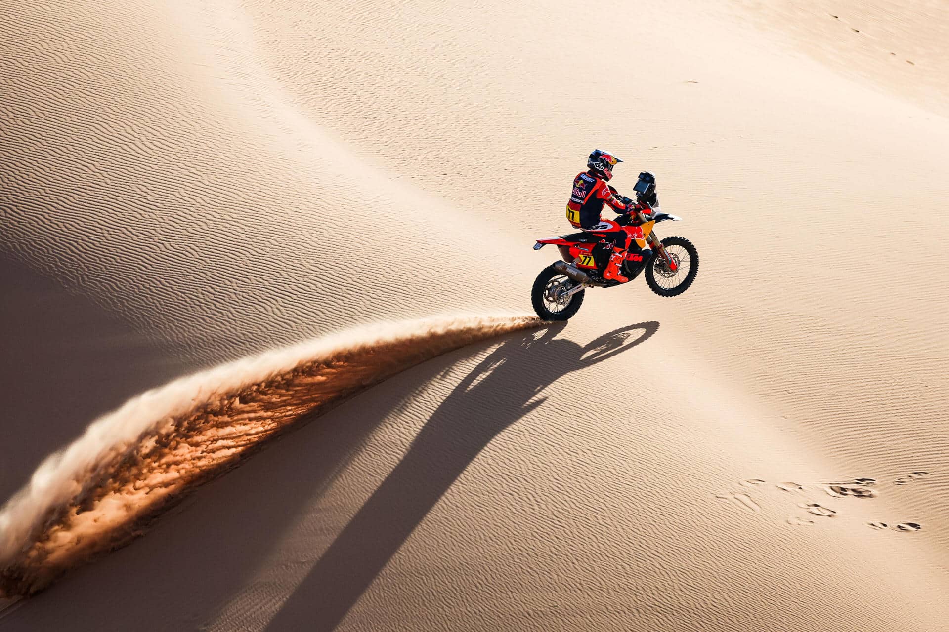 El argentino Luciano Benavides (KTM Factory Racing) se adjudicó la séptima etapa del Rally Dakar, su segunda victoria de esta edición después de ganar en la quinta jornada, y recortó distancias en la general respeto al líder, el australiano Daniel Sanders, también del equipo KTM Factory Racing. En la imagen, Benavides en acción el pasado 9 de enero. EFE/Redbullmediahouse - SOLO USO EDITORIAL/SOLO DISPONIBLE PARA ILUSTRAR LA NOTICIA QUE ACOMPAÑA (CRÉDITO OBLIGATORIO) -