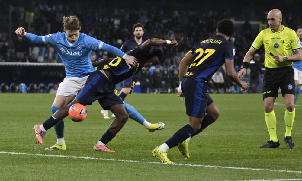 El medio del Nápoles Scott McTominay en acción durante el partido de la Serie A que han jugado SSC Napoli y Parma Calcio en el Diego Armando Maradona Stadium de Nápoles, Italia. EFE/EPA/CIRO FUSCO