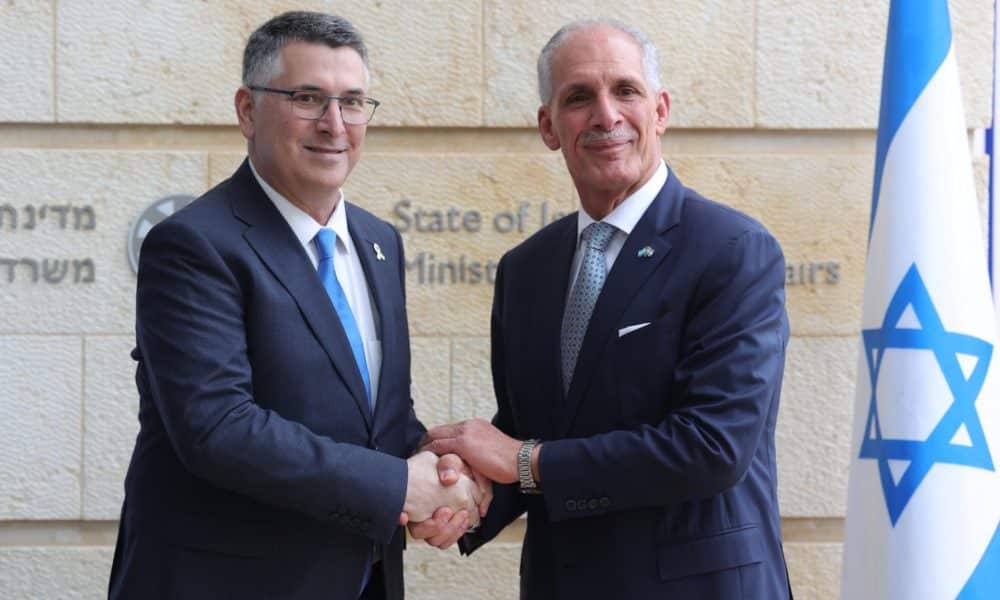 El ministro de Asuntos Exteriores de Israel, Gideon Sa'ar (I), se estrecha la mano con el presidente electo de Honduras, Nasry Asfura, antes de su reunión en el Ministerio de Asuntos Exteriores en Jerusalén, 18 de enero de 2026. (Jerusalén) EFE/EPA/ABIR SULTAN