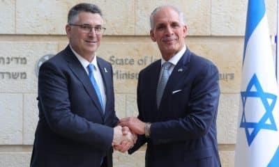 El ministro de Asuntos Exteriores de Israel, Gideon Sa'ar (I), se estrecha la mano con el presidente electo de Honduras, Nasry Asfura, antes de su reunión en el Ministerio de Asuntos Exteriores en Jerusalén, 18 de enero de 2026. (Jerusalén) EFE/EPA/ABIR SULTAN