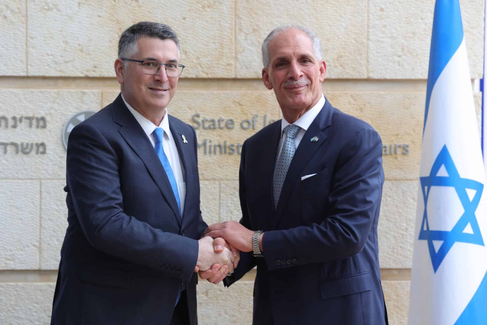El ministro de Asuntos Exteriores de Israel, Gideon Sa'ar (I), se estrecha la mano con el presidente electo de Honduras, Nasry Asfura, antes de su reunión en el Ministerio de Asuntos Exteriores en Jerusalén, 18 de enero de 2026. (Jerusalén) EFE/EPA/ABIR SULTAN