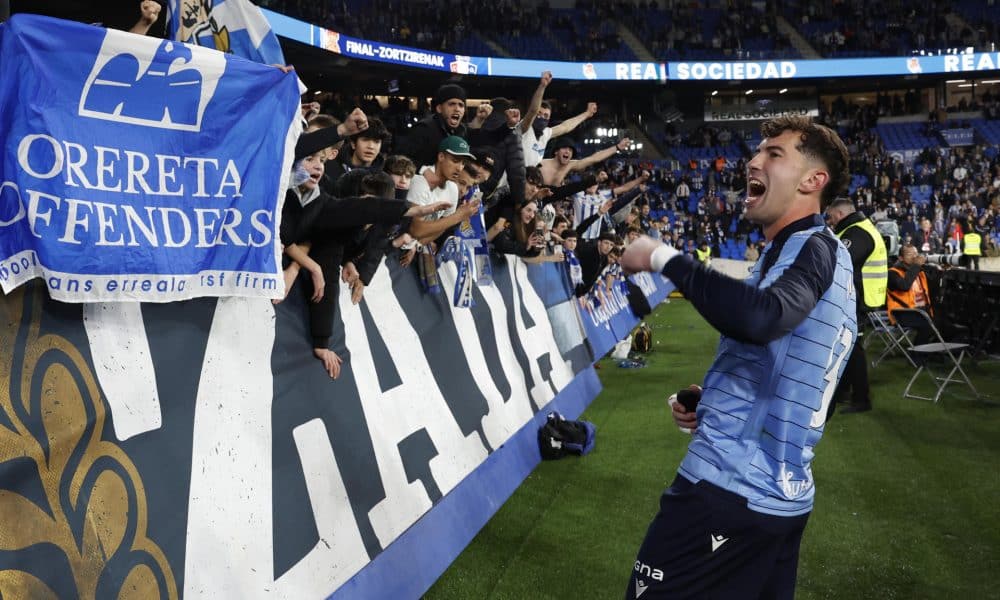 El guardameta de la Real Sociedad, Unai Marrero, celebra con sus aficionados el pase a la siguiente fase de la Copa del Rey tras eliminar en la tanda de penaltis a Osasuna en el encuentro disputado hoy martes en el estadio de Anoeta, en San Sebastián. EFE/ Javier Etxezarreta.