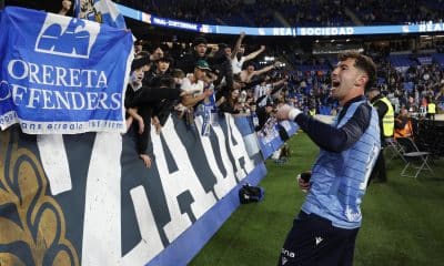 El guardameta de la Real Sociedad, Unai Marrero, celebra con sus aficionados el pase a la siguiente fase de la Copa del Rey tras eliminar en la tanda de penaltis a Osasuna en el encuentro disputado hoy martes en el estadio de Anoeta, en San Sebastián. EFE/ Javier Etxezarreta.