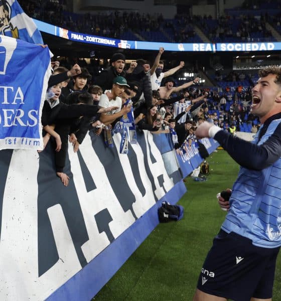 El guardameta de la Real Sociedad, Unai Marrero, celebra con sus aficionados el pase a la siguiente fase de la Copa del Rey tras eliminar en la tanda de penaltis a Osasuna en el encuentro disputado hoy martes en el estadio de Anoeta, en San Sebastián. EFE/ Javier Etxezarreta.