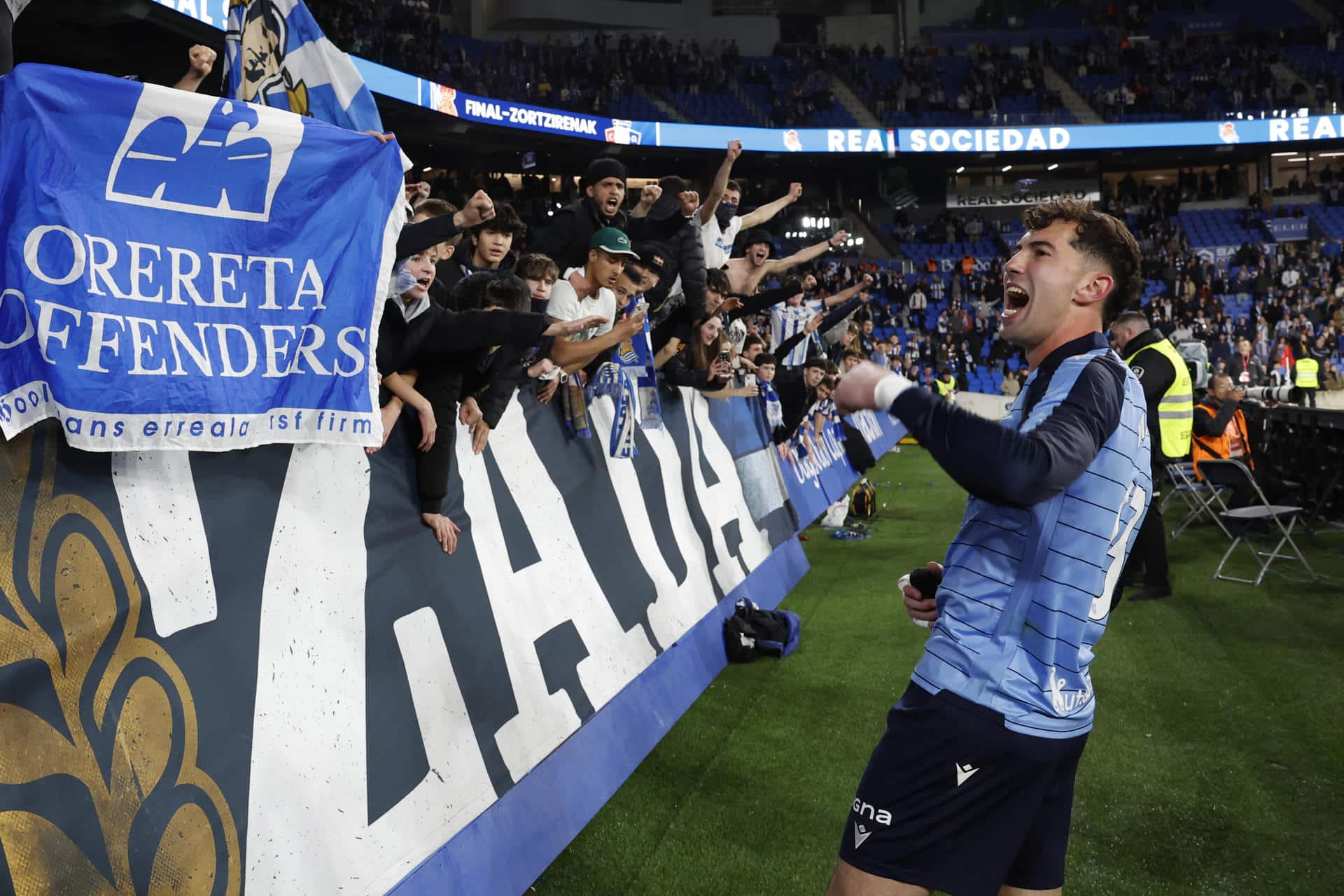 El guardameta de la Real Sociedad, Unai Marrero, celebra con sus aficionados el pase a la siguiente fase de la Copa del Rey tras eliminar en la tanda de penaltis a Osasuna en el encuentro disputado hoy martes en el estadio de Anoeta, en San Sebastián. EFE/ Javier Etxezarreta.