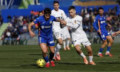 El jugador del Getafe Mario Martín y el jugador del Valencia José Gayá, durante el partido de LaLiga EA Sports entre el Getafe y el Valencia, este domingo en el Estadio Coliseum en Getafe.- EFE/