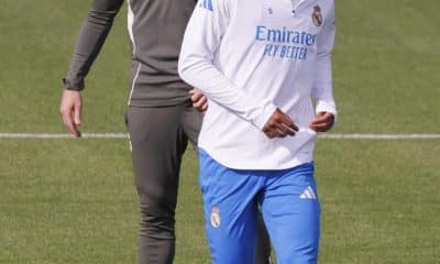 Foto de archivo Xabi Alonso (i), cuando era entrenador del Real Madrid, junto al centrocampista inglés Jude Bellingham durante un entrenamiento del equipo en la Ciudad Deportiva de Valdebebas. EFE/Sergio Pérez