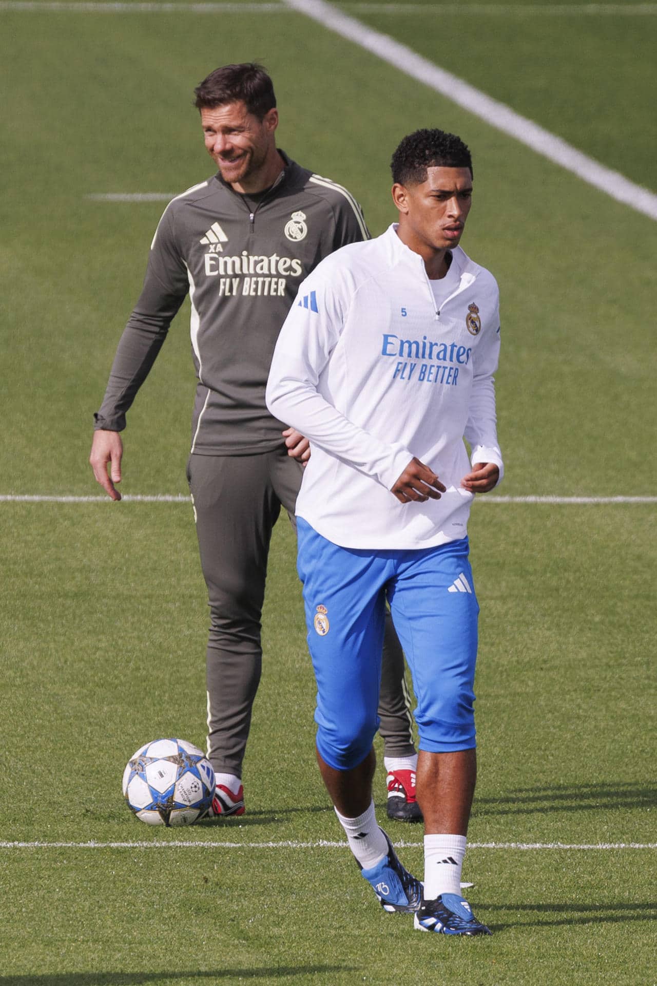 Foto de archivo Xabi Alonso (i), cuando era entrenador del Real Madrid, junto al centrocampista inglés Jude Bellingham durante un entrenamiento del equipo en la Ciudad Deportiva de Valdebebas. EFE/Sergio Pérez